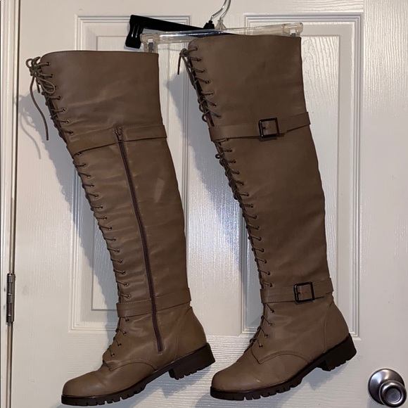 Boot - Picture 2 of 6